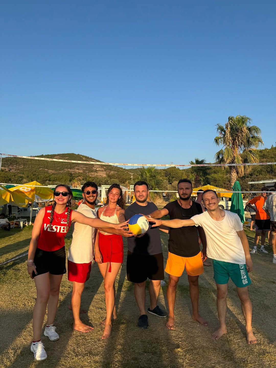 Sabah Voleybol Şampiyonu, Akşam 90’Lar Partisi Starı, Öğlen Colorfest’te Gökkuşağının Yürüyen Ha (12)