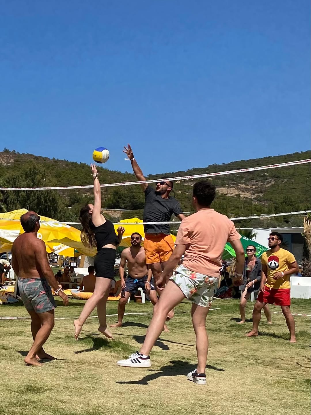 Sabah Voleybol Şampiyonu, Akşam 90’Lar Partisi Starı, Öğlen Colorfest’te Gökkuşağının Yürüyen Ha (2)